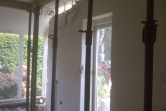 Ook binnen is de draagconstructie opgevangen in het stutwerk.